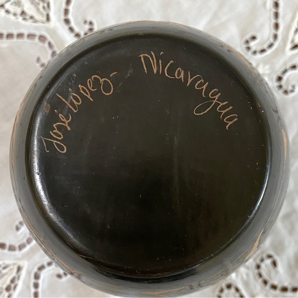 Terracotta Vase Hand Carved Art Bird Nicaragua Signed Urn Parrot - Picture 4 of 10